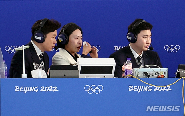 13일 오후 중국 베이징 국립 스피드 스케이팅 오벌 경기장에서 열린 2022 베이징 동계올림픽 스피드 스케이팅 여자 500m 경기, 한국 김민선의 차례가 끝나자 이상화 KBS 해설위원이 눈물을 보이고 있다. /사진=뉴시스