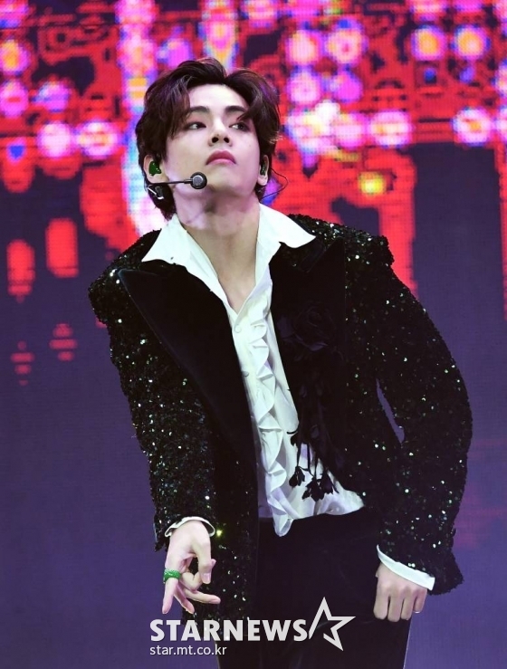 그룹 방탄소년단(BTS) 멤버 뷔가 5일 온라인으로 진행된 멜론뮤직어워드 2020(MMA 2020)에서 무대를 펼치고 있다.