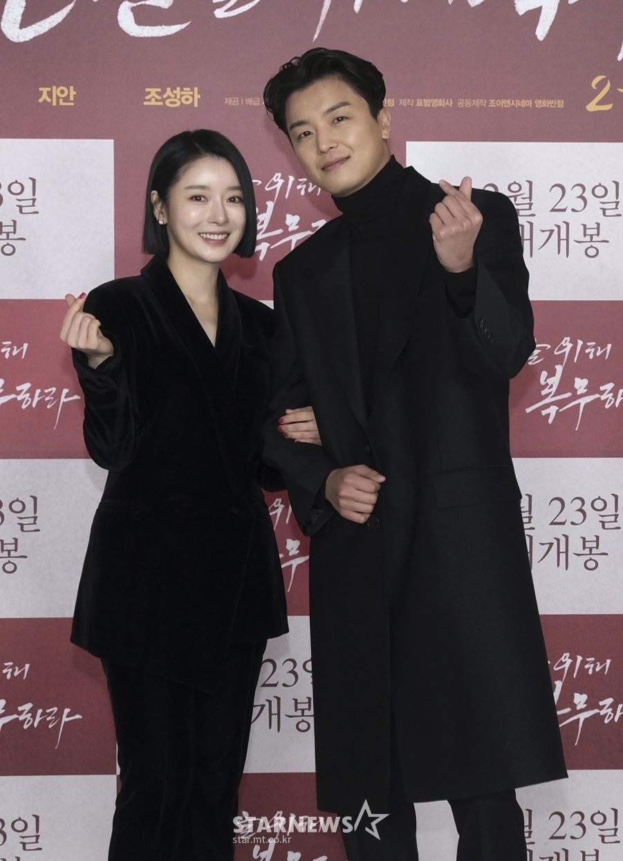 배우 지안, 연우진이 27일 오전 온라인 생중계로 진행된 영화 '인민을 위해 복무하라'(감독 장철수) 제작보고회에 참석해 포즈를 취하고 있다. 출세를 꿈꾸는 모범병사 무광이 사단장의 젊은 아내 수련과의 만남으로 인해 넘어서는 안 될 신분의 벽과 빠져보고 싶은 위험한 유혹 사이에서 갈등하며 벌어지는 이야기를 그린 영화 '인민을 위해 복무하라'는 내달 23일 개봉된다. /사진제공=날개엔터테인먼트 2022.01.27 /사진=이동훈 기자 photoguy@