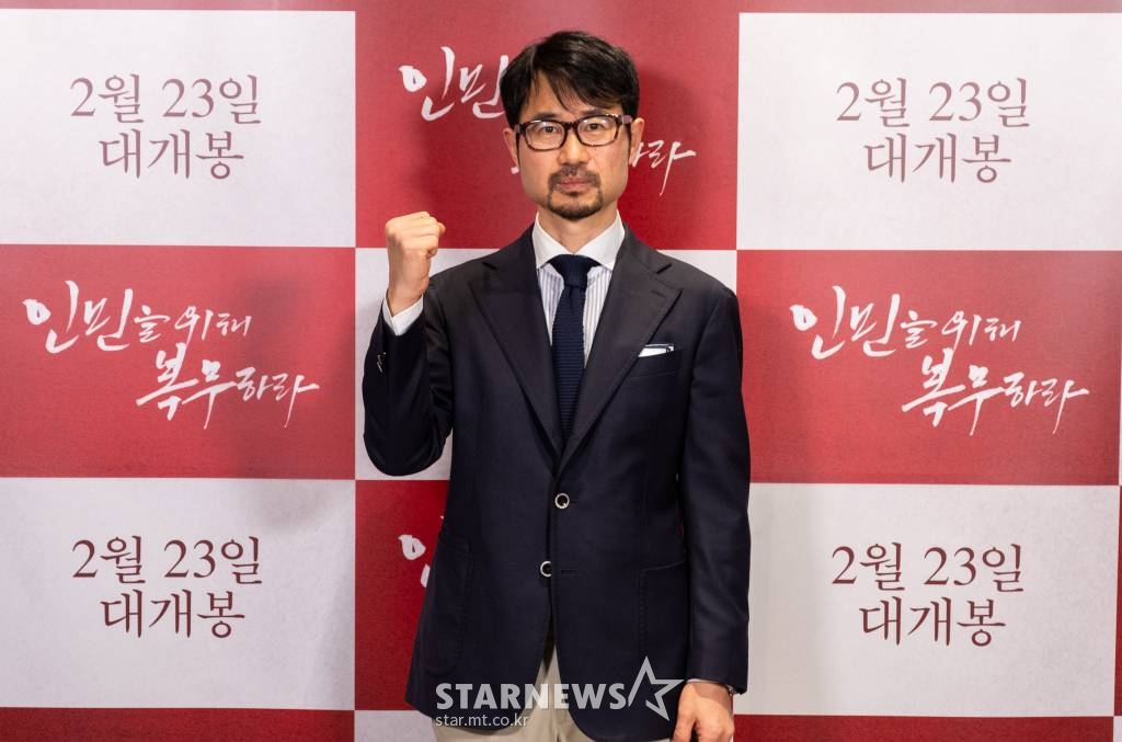 장철수 감독이 14일 오후 서울 롯데시네마 건대입구점에서 진행된 영화 '인민을 위해 복무하라'(감독 장철수) 언론배급시사회에 참석해 포즈를 취하고 있다. 출세를 꿈꾸는 모범병사 무광이 사단장의 젊은 아내 수련과의 만남으로 인해 넘어서는 안 될 신분의 벽과 빠져보고 싶은 위험한 유혹 사이에서 갈등하며 벌어지는 이야기를 그린 영화 '인민을 위해 복무하라'는 오는 23일 개봉된다. /사진제공=날개엔터테인먼트 2022.02.14 /사진=이동훈 기자 photoguy@