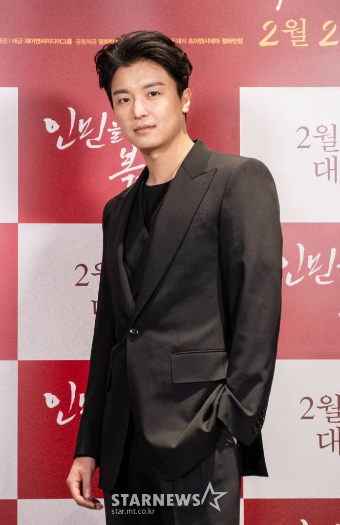 배우 연우진이 14일 오후 서울 롯데시네마 건대입구점에서 진행된 영화 '인민을 위해 복무하라'(감독 장철수) 언론배급시사회에 참석해 포즈를 취하고 있다. 출세를 꿈꾸는 모범병사 무광이 사단장의 젊은 아내 수련과의 만남으로 인해 넘어서는 안 될 신분의 벽과 빠져보고 싶은 위험한 유혹 사이에서 갈등하며 벌어지는 이야기를 그린 영화 '인민을 위해 복무하라'는 오는 23일 개봉된다. /사진제공=날개엔터테인먼트 2022.02.14 /사진=이동훈 기자 photoguy@