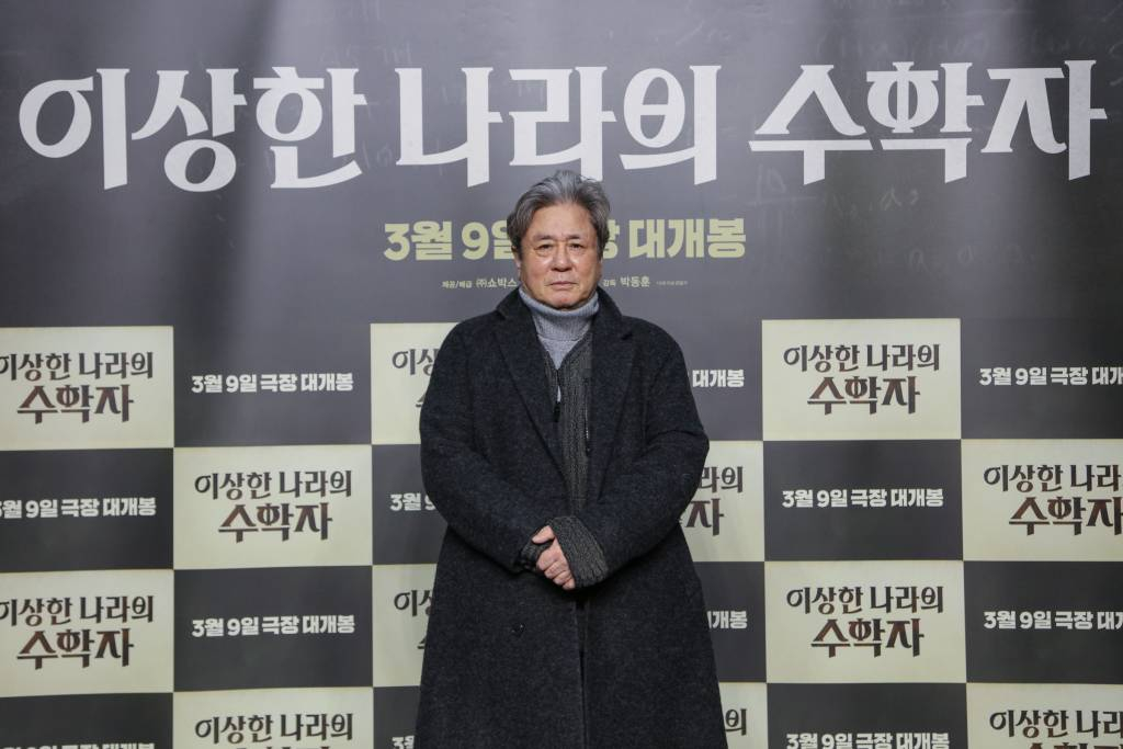 배우 최민식이 15일 오전 온라인 생중계로 진행된 영화 '이상한 나라의 수학자'(감독 박동훈) 제작발표회에 참석해 포즈를 취하고 있다.  신분을 감추고 고등학교 경비원으로 일하는 탈북한 천재 수학자가 수학을 포기한 학생을 만나며 벌어지는 영화 '이상한 나라의 수학자'는 내달 9일 개봉된다. /사진제공=쇼박스 2022.02.15 /사진=이동훈 기자 photoguy@