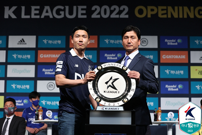 15일 K리그2 미디어데이에 참석한 서울이랜드FC 정정용(오른쪽) 감독과 김인성. /사진=한국프로축구연맹