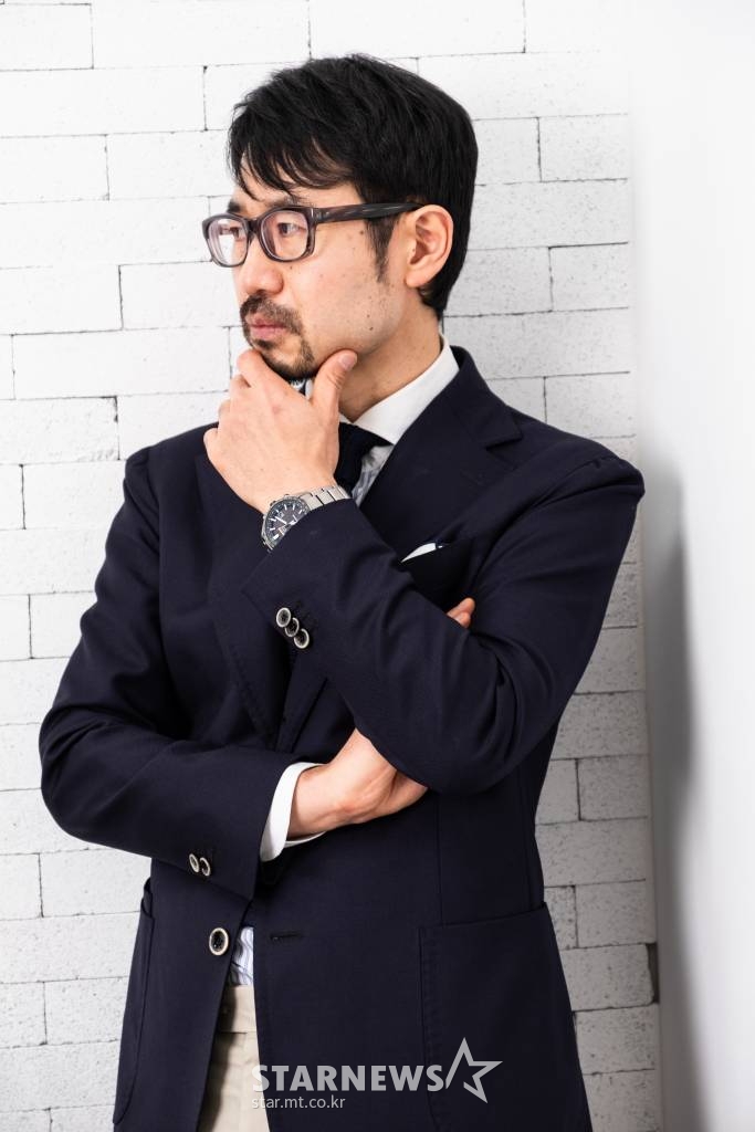 영화 '인민을 위해 복무하라' 장철수 감독이 15일 오후 진행된 인터뷰를 위해 포즈를 취하고 있다.  출세를 꿈꾸는 모범병사 무광이 사단장의 젊은 아내 수련과의 만남으로 인해 넘어서는 안 될 신분의 벽과 빠져보고 싶은 위험한 유혹 사이에서 갈등하며 벌어지는 이야기를 그린 영화 '인민을 위해 복무하라'는 오는 23일 개봉된다. /사진제공=날개엔터테인먼트 2022.02.15 /사진=이동훈 기자 photoguy@