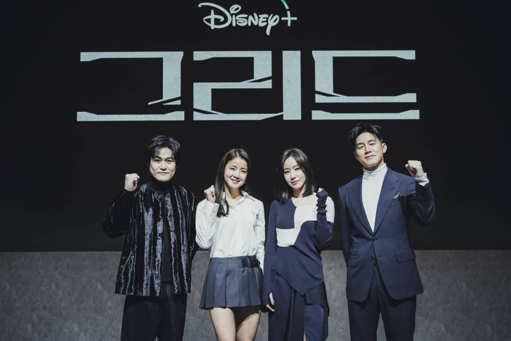 배우 김성균, 이시영, 김아중, 김무열이 16일 오전 온라인 생중계로 진행된 디즈니플러스 오리지널 드라마 '그리드'(감독 리건) 제작발표회에 참석해 포즈를 취하고 있다. 태양풍으로부터 인류를 구원한 방어막 '그리드'를 탄생시킨 채 사라진 미지의 존재 '유령'이 24년 만에 살인마의 공범으로 다시 나타난 후, 저마다의 목적을 위해 그를 쫓는 사람들의 이야기를 그린 미스터리 추적 스릴러 '그리드'는 오늘(16일) 공개된다. /사진제공=디즈니플러스 2022.02.16 /사진=이동훈 기자 photoguy@