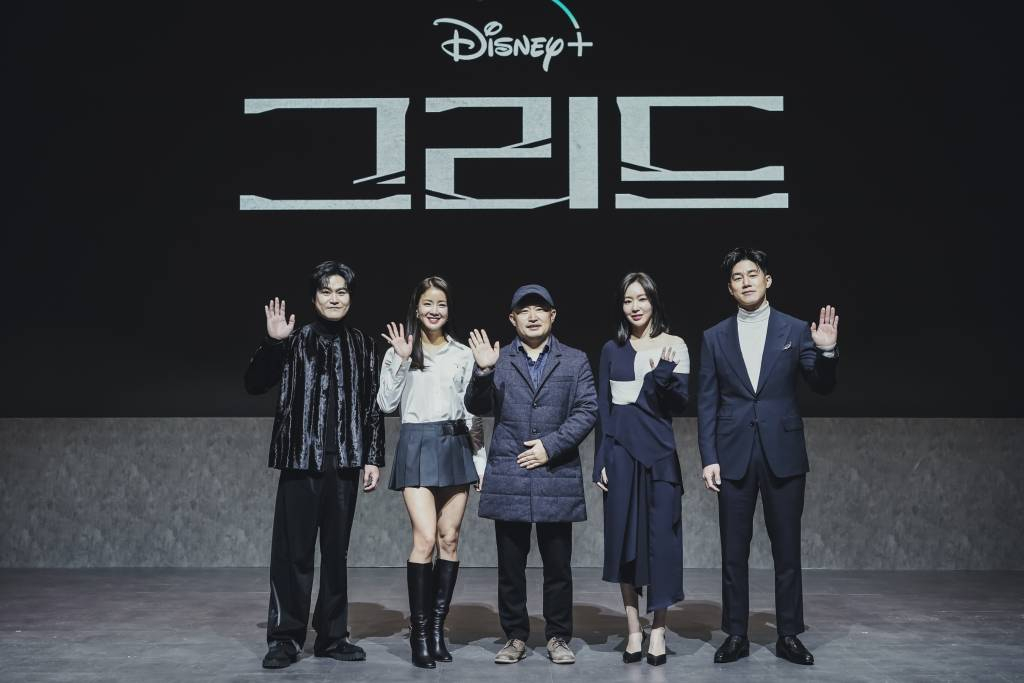 배우 김성균, 이시영, 리건 감독, 배우 김아중, 김무열이 16일 오전 온라인 생중계로 진행된 디즈니플러스 오리지널 드라마 '그리드'(감독 리건) 제작발표회에 참석해 포즈를 취하고 있다. 태양풍으로부터 인류를 구원한 방어막 '그리드'를 탄생시킨 채 사라진 미지의 존재 '유령'이 24년 만에 살인마의 공범으로 다시 나타난 후, 저마다의 목적을 위해 그를 쫓는 사람들의 이야기를 그린 미스터리 추적 스릴러 '그리드'는 오늘(16일) 공개된다. /사진제공=디즈니플러스 2022.02.16 /사진=이동훈 기자 photoguy@