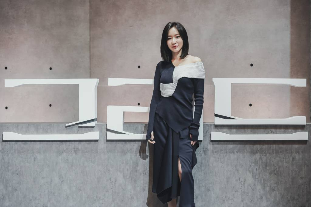 배우 김아중이 16일 오전 온라인 생중계로 진행된 디즈니플러스 오리지널 드라마 '그리드'(감독 리건) 제작발표회에 참석해 포즈를 취하고 있다. 태양풍으로부터 인류를 구원한 방어막 '그리드'를 탄생시킨 채 사라진 미지의 존재 '유령'이 24년 만에 살인마의 공범으로 다시 나타난 후, 저마다의 목적을 위해 그를 쫓는 사람들의 이야기를 그린 미스터리 추적 스릴러 '그리드'는 오늘(16일) 공개된다. /사진제공=디즈니플러스 2022.02.16 /사진=이동훈 기자 photoguy@