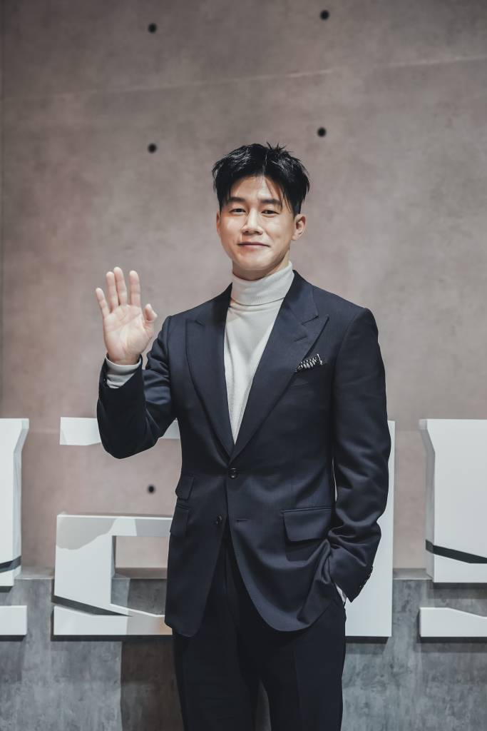 배우 김무열이 16일 오전 온라인 생중계로 진행된 디즈니플러스 오리지널 드라마 '그리드'(감독 리건) 제작발표회에 참석해 포즈를 취하고 있다. 태양풍으로부터 인류를 구원한 방어막 '그리드'를 탄생시킨 채 사라진 미지의 존재 '유령'이 24년 만에 살인마의 공범으로 다시 나타난 후, 저마다의 목적을 위해 그를 쫓는 사람들의 이야기를 그린 미스터리 추적 스릴러 '그리드'는 오늘(16일) 공개된다. /사진제공=디즈니플러스 2022.02.16 /사진=이동훈 기자 photoguy@