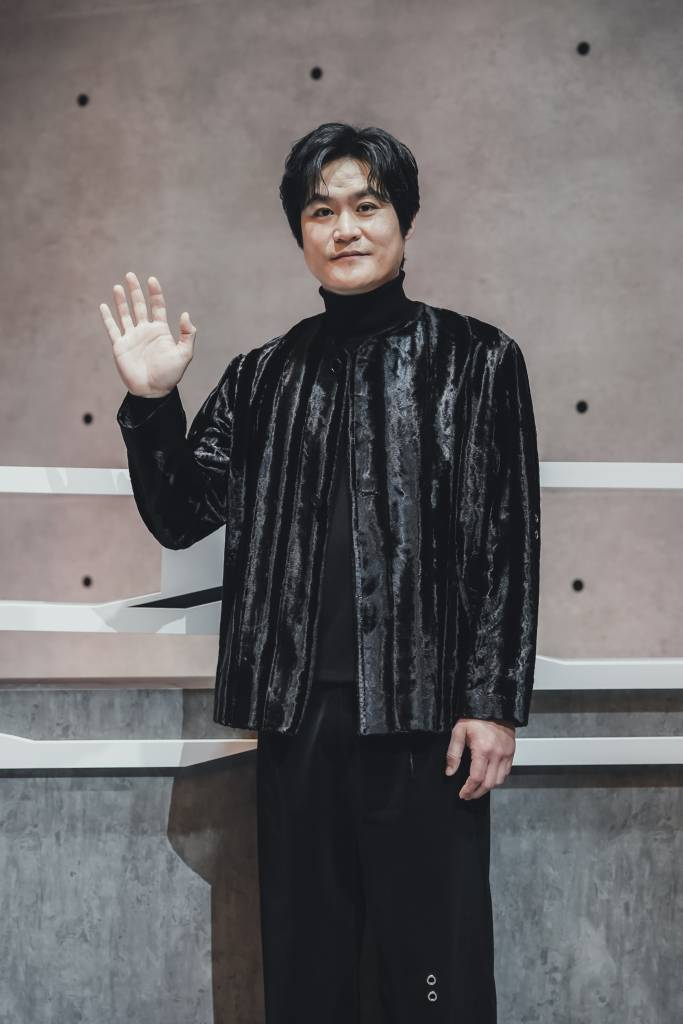 배우 김성균이 16일 오전 온라인 생중계로 진행된 디즈니플러스 오리지널 드라마 '그리드'(감독 리건) 제작발표회에 참석해 포즈를 취하고 있다. 태양풍으로부터 인류를 구원한 방어막 '그리드'를 탄생시킨 채 사라진 미지의 존재 '유령'이 24년 만에 살인마의 공범으로 다시 나타난 후, 저마다의 목적을 위해 그를 쫓는 사람들의 이야기를 그린 미스터리 추적 스릴러 '그리드'는 오늘(16일) 공개된다. /사진제공=디즈니플러스 2022.02.16 /사진=이동훈 기자 photoguy@