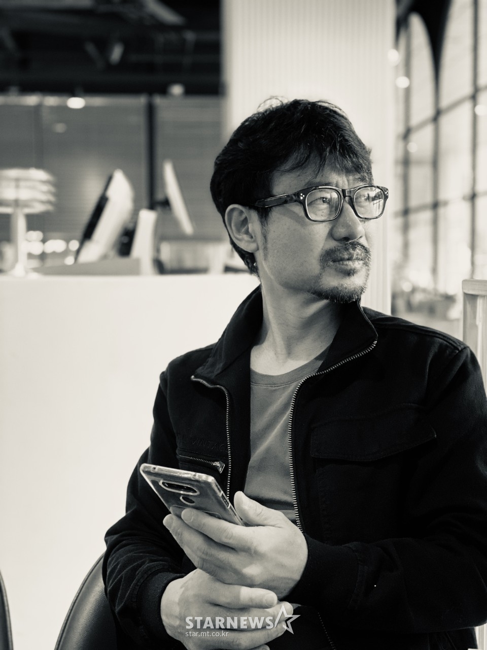 영화 '인민을 위해 복무하라' 장철수 감독이 15일 오후 진행된 인터뷰를 위해 포즈를 취하고 있다. 출세를 꿈꾸는 모범병사 무광이 사단장의 젊은 아내 수련과의 만남으로 인해 넘어서는 안 될 신분의 벽과 빠져보고 싶은 위험한 유혹 사이에서 갈등하며 벌어지는 이야기를 그린 영화 '인민을 위해 복무하라'는 오는 23일 개봉된다. /사진제공=날개엔터테인먼트 2022.02.15 /사진=이동훈 기자 photoguy@