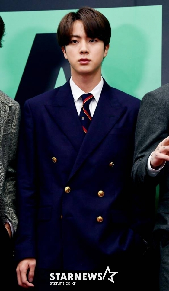 그룹 방탄소년단 진이 지난 5일 온라인 생중계로 진행된 '멜론뮤직어워드 2020'(MMA 2020)에 참석해 포즈를 취하고 있다. /사진제공=MMA /사진=이동훈 기자 photoguy@
