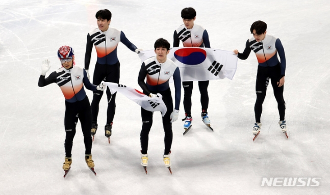 16일 중국 베이징 캐피털 실내경기장에서 열린 2022 베이징동계올림픽 쇼트트랙 남자 5000m 계주 결승, 은메달을 딴 한국 대표팀 선수들이 태극기를 들고 기뻐하고 있다. /사진=뉴시스
