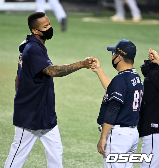두산 김태형 감독(오른쪽)과 아리엘 미란다. /사진=OSEN