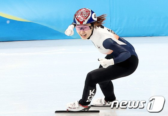 최민정이 16일 오후 중국 베이징 캐피털 실내경기장에서 열린 2022 베이징 동계올림픽 쇼트트랙 여자 1500m 결승에서 1위로 결승선을 통과하며 기뻐하고 있다. 최민정은 이날 금메달을 따내며 올림픽 2연패를 달성했다. 2022.2.16/뉴스1 (C) News1 박지혜 기자