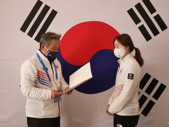 이기흥(왼쪽) 대한체육회장이 17일 최민정에게 문재인 대통령의 축전을 전달하고 있다. /사진=대한체육회