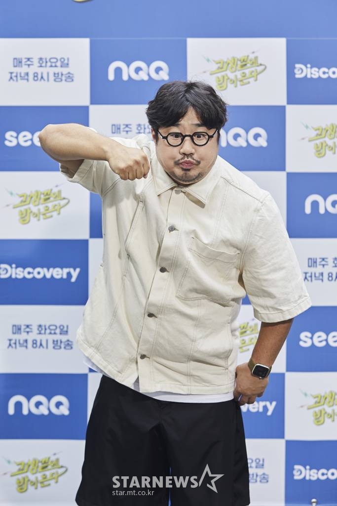 개그맨 강재준이 31일 오전 온라인 생중계로 진행된 NQQ&디스커버리채널 '고생 끝에 밥이 온다' 제작발표회에 참석해 포즈를 취하고 있다. '고생끝에 밥이온다'는 오는 31일 화요일 저녁 8시 NQQ와 디스커버리 채널 코리아에서 첫 방송되며, kt seezn의 OTT 서비스 seezn(시즌)을 통해 1주일 전 선공개된다. /사진제공=NQQ&디스커버리채널 코리아 2021.08.31 /사진=이동훈 기자 photoguy@