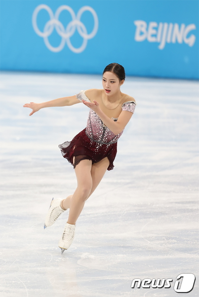 유영이 17일 오후 중국 베이징 수도실내체육관에서 열린 2022 베이징 동계올림픽 피겨 여자 싱글 프리스케이팅 경기에 참가해 클로드 미셸 쇤베르그의 '레 미제라블' 음악에 맞춰 연기를 펼치고 있다. /사진=뉴스1