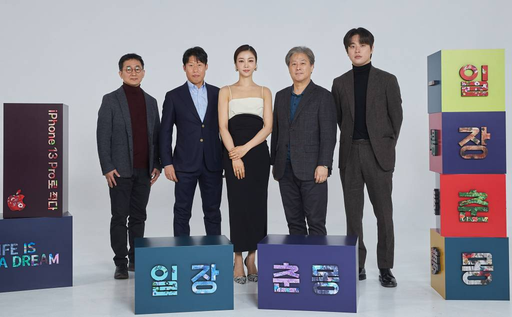 촬영감독 김우형, 배우 유해진, 김옥빈, 박찬욱 감독, 배우 박정민이 18일 오전 온라인 생중계로 진행된 애플TV플러스 단편영화 '일장춘몽'(감독 박찬욱) 기자회견을 위해 포즈를 취하고 있다. iPhone 13 Pro로 촬영한 단편영화 '일장춘몽'은 마을의 은인, '흰담비'(김옥빈)를 묻어줄 관을 만들 나무를 구하기 위해 '장의사'(유해진)가 무덤을 파헤치고, 그 바람에 무덤의 주인인 '검객'(박정민)이 깨어나 자신의 관을 되찾기 위해 한바탕 소란을 벌이는 무협 로맨스다. /사진제공=애플 2022.02.18 /사진=이동훈 기자 photoguy@