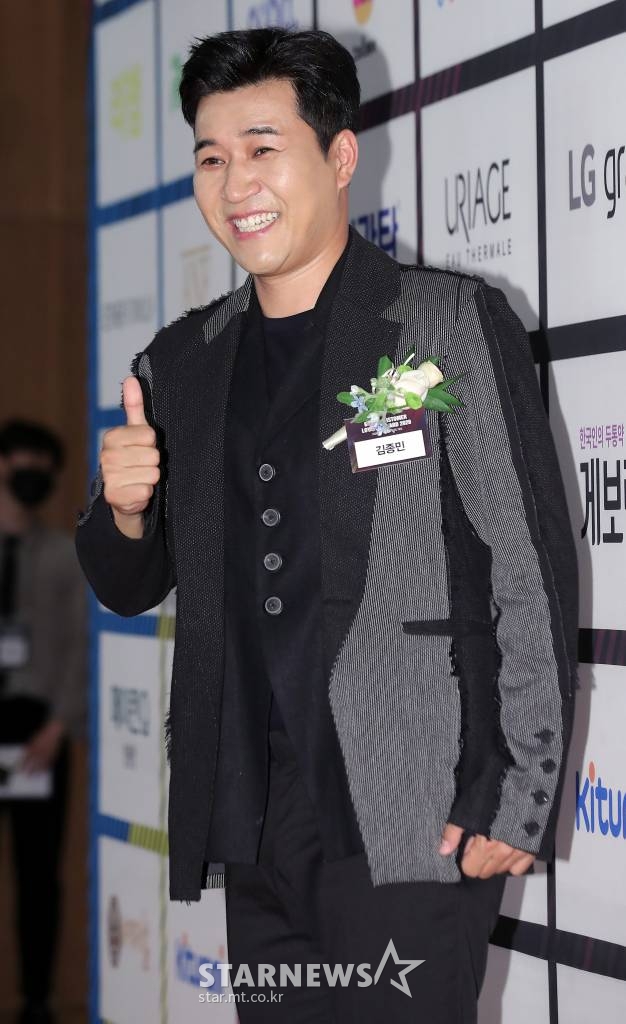 코요태 김종민이 8일 오후 서울 중구 신라호텔 다이너스티홀에서 진행된 '2020 브랜드 고객충성도 대상' 시상식에 참석해 포즈를 취하고 있다. /사진=김창현 기자 chmt@