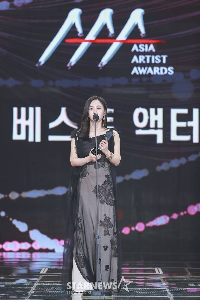 배우 박주미가 2021년 12월 2일 오후 서울 강서구 등촌동 KBS 아레나에서 열린 2021 Asia Artist Awards (2021 아시아 아티스트 어워즈, 2021 AAA) 시상식에서 AAA 베스트 액터상을 수상하고 소감을 전하고 있다. 스타뉴스가 주최하고 AAA 조직위원회가 주관하는 AAA는 어디에서도 보지 못했던 새로운 무대를 선보이며 전 세계 팬들의 눈과 귀를 사로잡아 명실상부 NO.1 글로벌 시상식으로 거듭났다. /사진=AAA 기자 star@