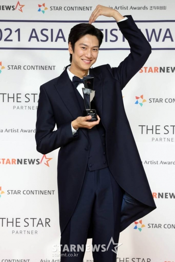 배우 나인우가 지난해 12월 2일 오후 서울 강서구 KBS아레나에서 진행된 '2021 Asia Artist Awards(2021 아시아 아티스트 어워즈, 2021 AAA)' 시상식에서 AAA뉴웨이브 배우부문상을 수상하고 포즈를 취하고 있다. 스타뉴스가 주최하고 AAA 조직위원회가 주관하는 AAA는 어디에서도 보지 못했던 새로운 무대를 선보이며 전 세계 팬들의 눈과 귀를 사로잡아 명실상부 NO.1 글로벌 시상식으로 거듭났다. /사진=AAA 기자 star@