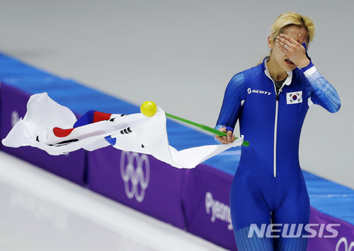 2018 평창 동계올림픽 스피드 스케이팅 여자 매스스타트에서 은메달을 딴 김보름이 경기 후 눈물을 보이고 있다. /사진=뉴시스
