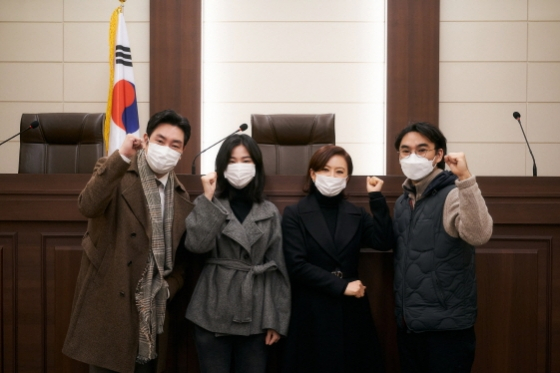 조진웅과 김희애, 이수경 등이 출연한 웨이브 오리지널 영화 '데드맨'이 모든 촬영을 마쳤다.