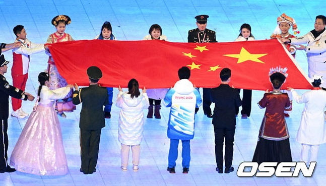 4일 베이징 국립경기장에서 열린 2022 베이징동계올림픽 개막식에서 한복을 입은 출연진(아래 왼쪽 두 번째)이 오성홍기를 들고 있다. /사진=OSEN
