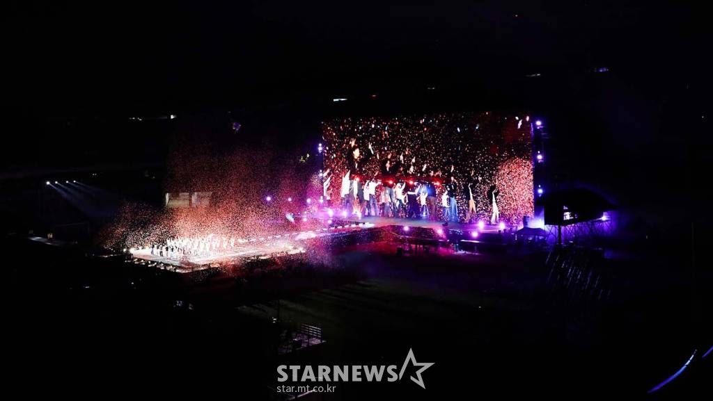 그룹 방탄소년단(BTS)이 24일 오후 온라인으로 진행된 'BTS 퍼미션 투 댄스 온 스테이지'(BTS PERMISSION TO DANCE ON STAGE)' 콘서트에서 화려한 무대를 선보이고 있다. 온라인으로 진행된 'BTS 퍼미션 투 댄스 온 스테이지'를 성공적으로 마친 방탄소년단은 오는 11월 27~28일, 12월 1~2일(현지시간) 미국 로스앤젤레스 소파이(SoFi) 스타디움에서 'BTS PERMISSION TO DANCE ON STAGE - LA' 오프라인 공연을 개최, 새로운 투어 시리즈를 이어간다. 마지막 회차 공연(12월 2일)은 온라인 라이브 스트리밍 예정이다. 또한, 로스앤젤레스에 위치한 전문 공연장 '유튜브 시어터(YouTube Theater)'에서 'BTS PERMISSION TO DANCE ON STAGE - LA'를 실시간 생중계로 즐길 수 있는 유료 오프라인 이벤트 'LIVE PLAY in LA'도 마련된다. / 사진제공 = 빅히트뮤직 /사진=김창현 기자 chmt@