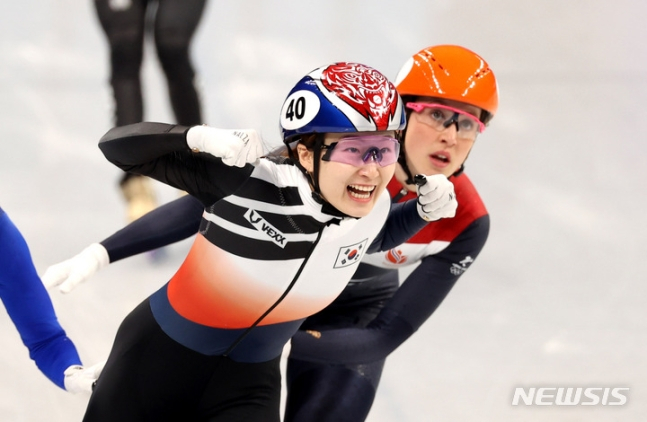 16일 중국 베이징 캐피털 실내경기장에서 열린 2022 베이징동계올림픽 쇼트트랙 여자 1500m 결승. 올림픽 2연패를 달성한 최민정(왼쪽)이 기뻐하고 있다. /사진=뉴시스