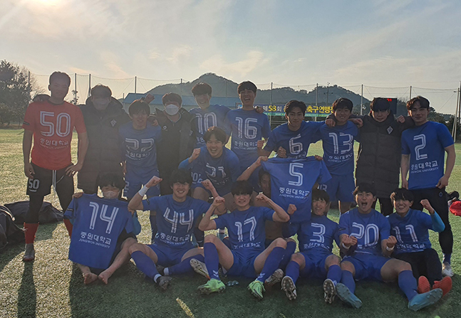 중원대 선수들이 22일 춘계대학축구연맹전 4강 진출을 확정한 뒤 기념사진을 촬영하고 있다. /사진=중원대 제공