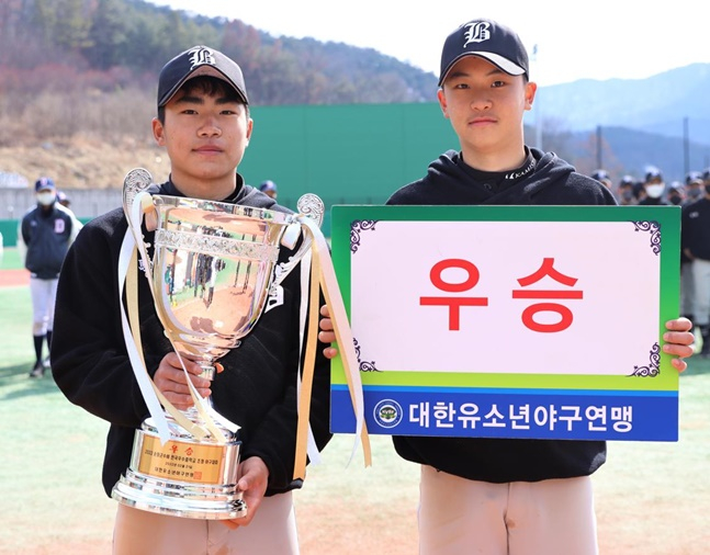 우승을 차지한 부천중 선수들. /사진=대한유소년야구연맹