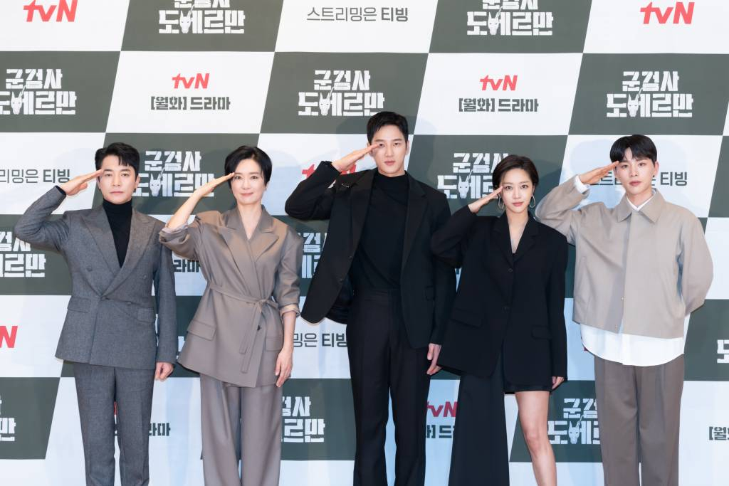 배우 김영민, 오연수, 안보현, 조보아, 김우석이 23일 오후 온라인 생중계로 진행된 tvN 새 월화드라마 '군검사 도베르만' 제작발표회에 참석해 포즈를 취하고 있다.  돈을 위해 군검사가 된 도배만과 복수를 위해 군검사가 된 차우인이 만나 군대 내의 검고 썩은 악을 타파하며 진짜 군검사로 성장하는 이야기를 그린 드라마 '군검사 도베르만'은 오는 28일 첫 방송된다. /사진제공=CJENM 2022.02.23 /사진=이동훈 기자 photoguy@