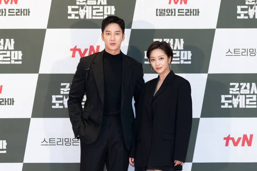 배우 안보현, 조보아가 23일 오후 온라인 생중계로 진행된 tvN 새 월화드라마 '군검사 도베르만' 제작발표회에 참석해 포즈를 취하고 있다.  돈을 위해 군검사가 된 도배만과 복수를 위해 군검사가 된 차우인이 만나 군대 내의 검고 썩은 악을 타파하며 진짜 군검사로 성장하는 이야기를 그린 드라마 '군검사 도베르만'은 오는 28일 첫 방송된다. /사진제공=CJENM 2022.02.23 /사진=이동훈 기자 photoguy@