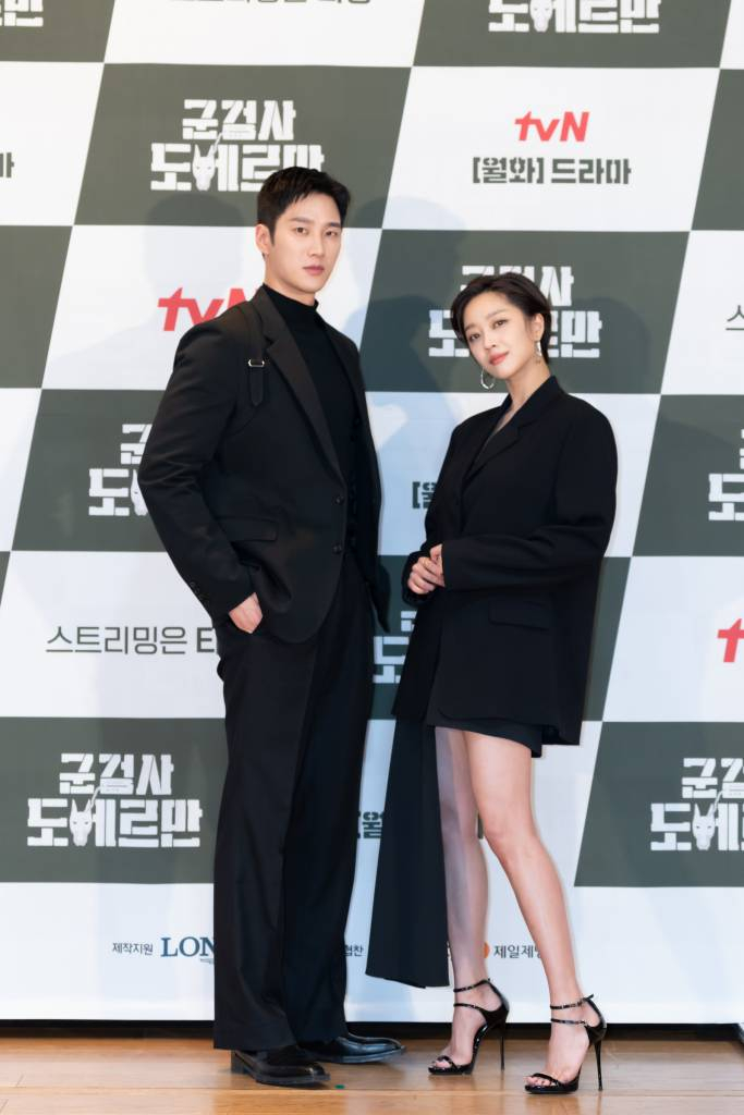 배우 안보현, 조보아가 23일 오후 온라인 생중계로 진행된 tvN 새 월화드라마 '군검사 도베르만' 제작발표회에 참석해 포즈를 취하고 있다.  돈을 위해 군검사가 된 도배만과 복수를 위해 군검사가 된 차우인이 만나 군대 내의 검고 썩은 악을 타파하며 진짜 군검사로 성장하는 이야기를 그린 드라마 '군검사 도베르만'은 오는 28일 첫 방송된다. /사진제공=CJENM 2022.02.23 /사진=이동훈 기자 photoguy@