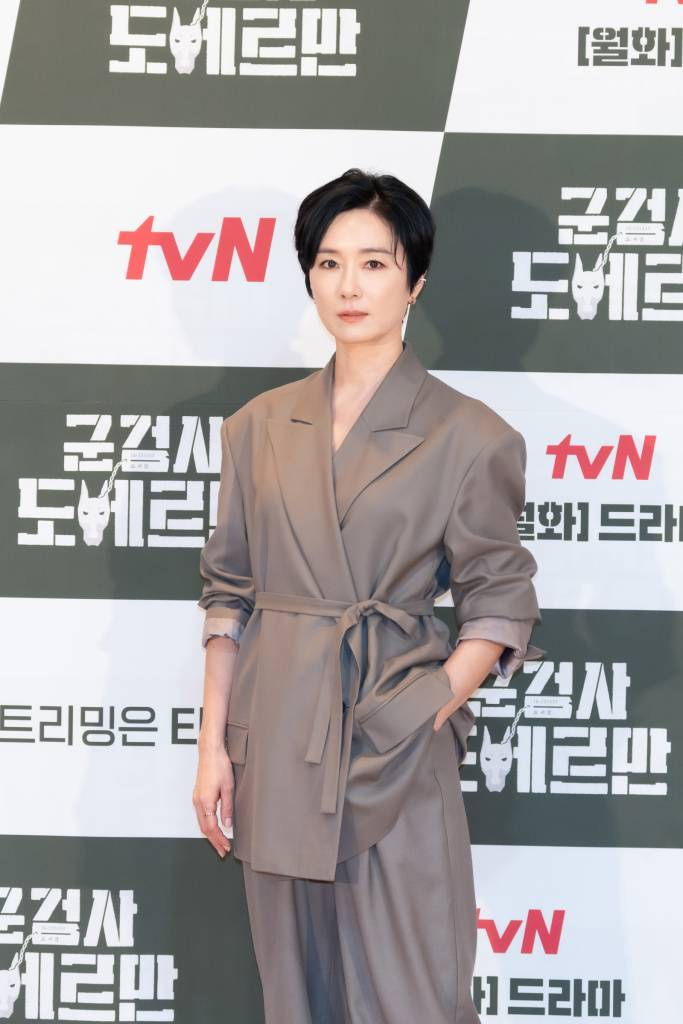 배우 오연수가 23일 오후 온라인 생중계로 진행된 tvN 새 월화드라마 '군검사 도베르만' 제작발표회에 참석해 포즈를 취하고 있다.  돈을 위해 군검사가 된 도배만과 복수를 위해 군검사가 된 차우인이 만나 군대 내의 검고 썩은 악을 타파하며 진짜 군검사로 성장하는 이야기를 그린 드라마 '군검사 도베르만'은 오는 28일 첫 방송된다. /사진제공=CJENM 2022.02.23 /사진=이동훈 기자 photoguy@