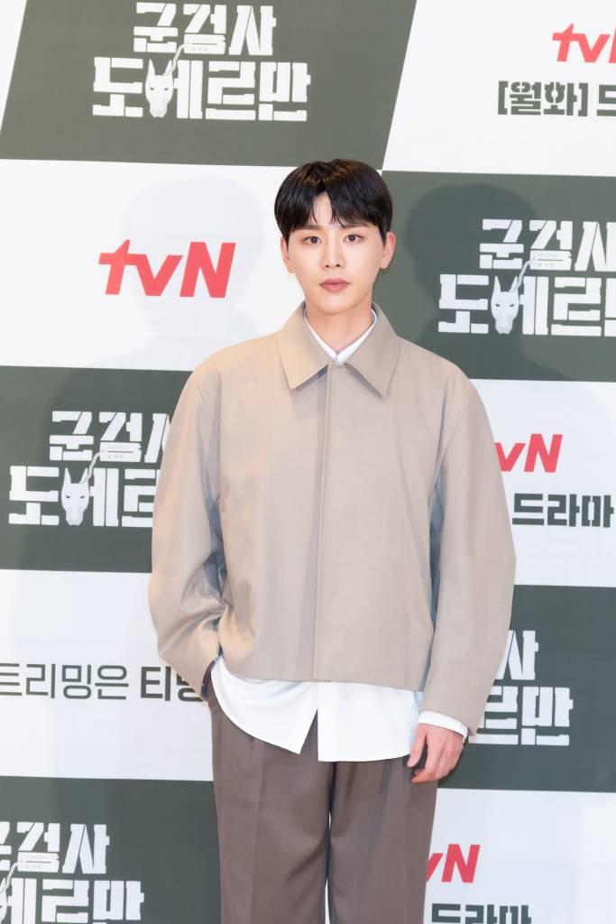 배우 김우석이 23일 오후 온라인 생중계로 진행된 tvN 새 월화드라마 '군검사 도베르만' 제작발표회에 참석해 포즈를 취하고 있다.  돈을 위해 군검사가 된 도배만과 복수를 위해 군검사가 된 차우인이 만나 군대 내의 검고 썩은 악을 타파하며 진짜 군검사로 성장하는 이야기를 그린 드라마 '군검사 도베르만'은 오는 28일 첫 방송된다. /사진제공=CJENM 2022.02.23 /사진=이동훈 기자 photoguy@