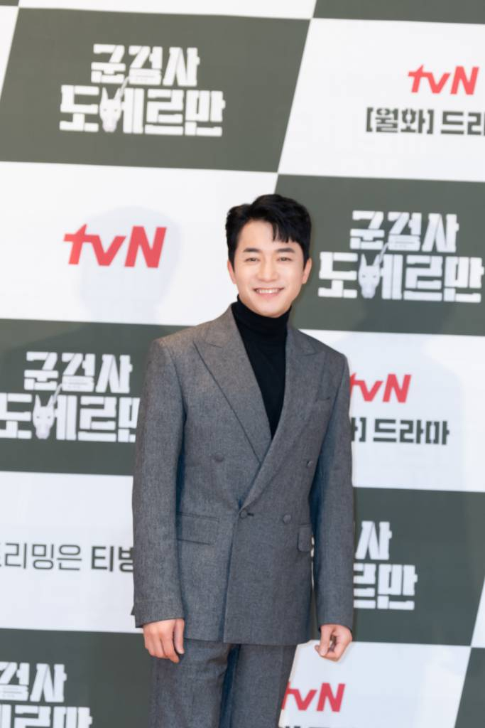 배우 김영민이 23일 오후 온라인 생중계로 진행된 tvN 새 월화드라마 '군검사 도베르만' 제작발표회에 참석해 포즈를 취하고 있다.  돈을 위해 군검사가 된 도배만과 복수를 위해 군검사가 된 차우인이 만나 군대 내의 검고 썩은 악을 타파하며 진짜 군검사로 성장하는 이야기를 그린 드라마 '군검사 도베르만'은 오는 28일 첫 방송된다. /사진제공=CJENM 2022.02.23 /사진=이동훈 기자 photoguy@