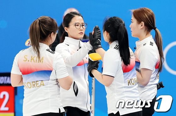 대한민국 컬링 대표팀 선수들이 10일 중국 베이징 내셔널 아쿠아틱 센터에서 열린 2022 베이징 동계올림픽 컬링 여자 단체전 캐나다와 경기에서 서로를 격려하고 있다./사진=뉴스1
