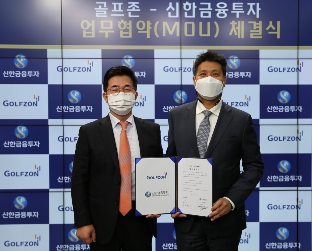 골프존은 지난 22일(화) 골프존타워서울 미디어 스튜디오에서 신한금융투자와 스크린골프 대회 타이틀 스폰서십 및 디지털 플랫폼 활용 마케팅 업무협약을 체결했다. 사진은 업무협약식에 참석한 (왼쪽부터) 신한금융투자 이영창 대표이사 사장, 골프존 대표이사 박강수 프로가 기념 촬영을 하고 있다. /사진제공=골프존