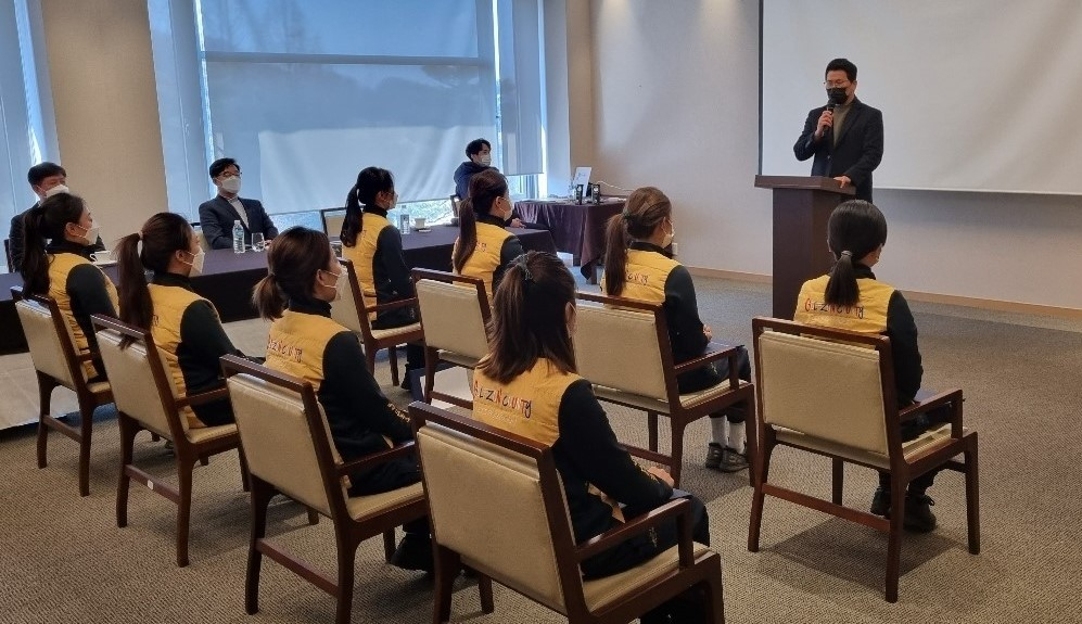 지난 22일(화), 방역수칙을 철저히 준수하는 가운데 골프존카운티 안성H에서 제8기 ‘새싹 캐디 양성 프로그램’ 수료식을 성료했다. 사진은 수료생들이 축사를 듣고 있는 모습 /사진제공=골프존카운티