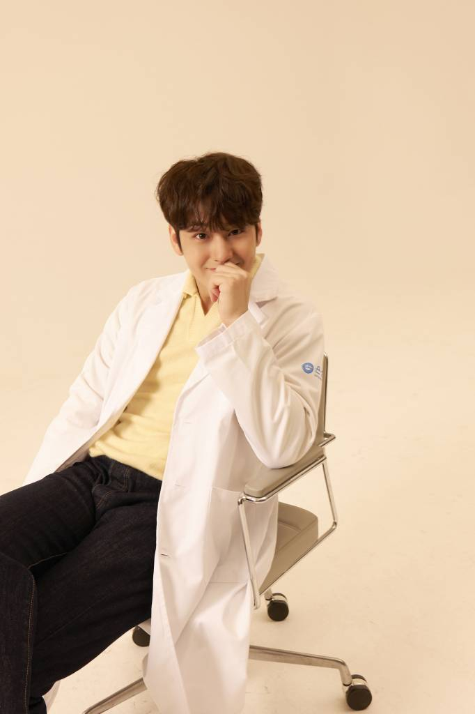 tvN 월화드라마 '고스트닥터'의 주연배우 김범이 24일 오후 온라인으로 진행된 종영 인터뷰를 위해 포즈를 취하고 있다.  신들린 의술의 오만한 천재 의사와 사명감이라곤 1도 없는 황금 수저 레지던트, 배경도 실력도 극과 극인 두 의사가 바디를 공유하면서 벌어지는 메디컬 스토리 '고스트 닥터'는 8% 시청률을 보이며 종영했다. /사진제공=스타쉽엔터테인먼트 2022.02.24 /사진=이동훈 기자 photoguy@