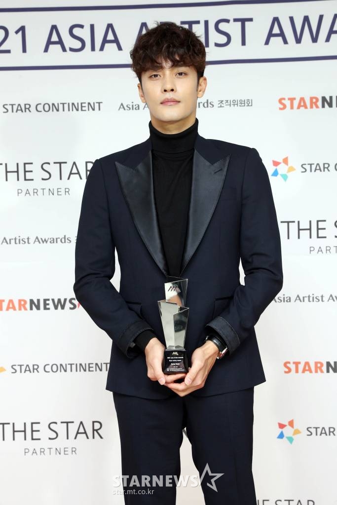 배우 성훈이 2021년 12월 2일 오후 서울 강서구 KBS아레나에서 진행된 '2021 Asia Artist Awards(2021 아시아 아티스트 어워즈, 2021 AAA)' 시상식에서 AAA 베스트 연기상을 수상하고 포즈를 취하고 있다. 스타뉴스가 주최하고 AAA 조직위원회가 주관하는 AAA는 어디에서도 보지 못했던 새로운 무대를 선보이며 전 세계 팬들의 눈과 귀를 사로잡아 명실상부 NO.1 글로벌 시상식으로 거듭났다. /사진=AAA 기자 star@