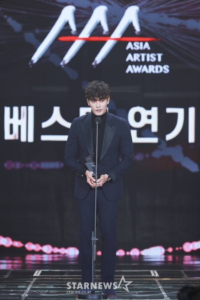 배우 성훈이 2021년 12월 2일 오후 서울 강서구 등촌동 KBS 아레나에서 열린 2021 Asia Artist Awards (2021 아시아 아티스트 어워즈, 2021 AAA) 시상식에서 AAA 베스트 연기상을 수상하고 소감을 전하고 있다. 스타뉴스가 주최하고 AAA 조직위원회가 주관하는 AAA는 어디에서도 보지 못했던 새로운 무대를 선보이며 전 세계 팬들의 눈과 귀를 사로잡아 명실상부 NO.1 글로벌 시상식으로 거듭났다. /사진=AAA 기자 star@