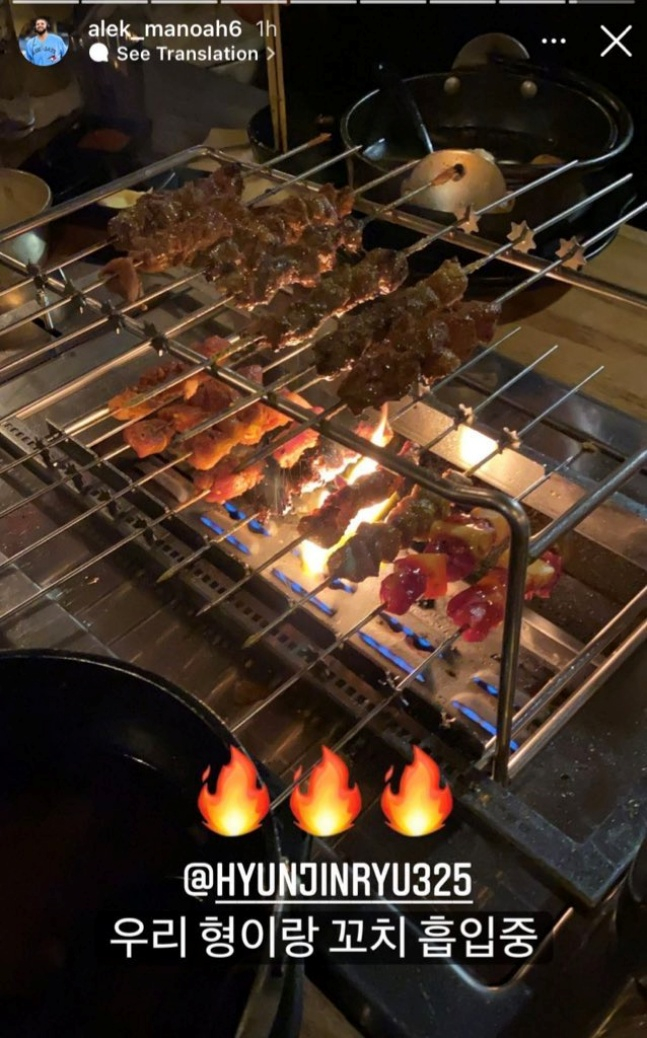 지난해 알렉 마노아가 류현진과 함께 양꼬치를 먹으러 간 것을 인증했다./사진=알렉 마노아 공식 SNS 갈무리