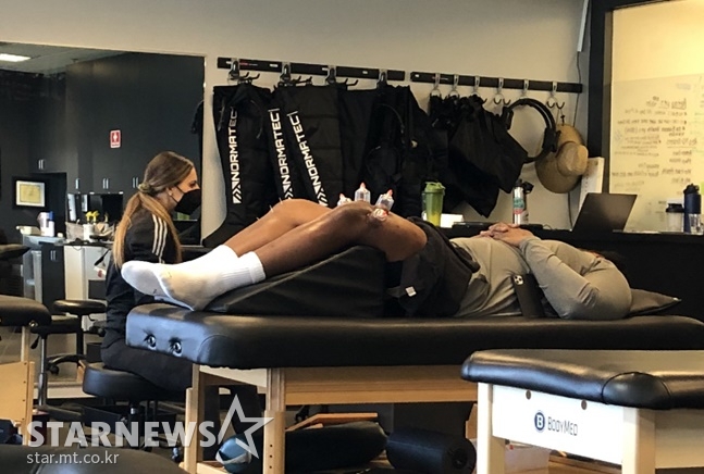 한 NFL 선수가 미국 애리조나 피닉스에 있는 전문 트레이닝센터에서 침과 부항 치료를 받고 있다. /사진=이상희 통신원