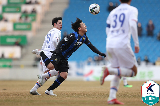 지난 19일 인천유나이티드전에 출전한 수원삼성 정승원(왼쪽). /사진=한국프로축구연맹