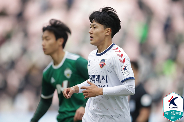 지난 19일 전북현대전에서 K리그 데뷔전을 치렀던 수원FC 이승우. /사진=한국프로축구연맹