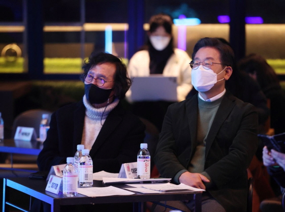 이재명 더불어민주당 대선후보가 26일 힐링콘서트 '힘내, 봄!'에 참석해 정지영 감독과 공연을 관람하고 있다./사진제공=아트나인