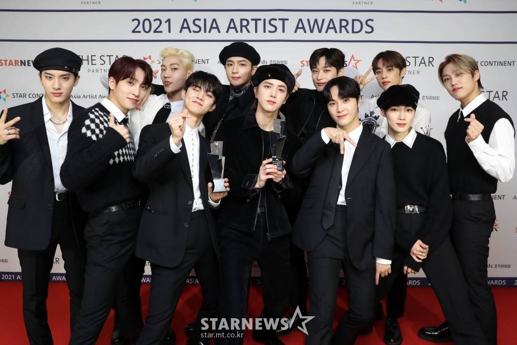 그룹 더보이즈가 2일 오후 서울 강서구 KBS아레나에서 진행된 '2021 Asia Artist Awards(2021 아시아 아티스트 어워즈, 2021 AAA)' 시상식에서 AAA 베스트뮤지션상을 수상하고 포즈를 취하고 있다. 스타뉴스가 주최하고 AAA 조직위원회가 주관하는 AAA는 어디에서도 보지 못했던 새로운 무대를 선보이며 전 세계 팬들의 눈과 귀를 사로잡아 명실상부 NO.1 글로벌 시상식으로 거듭났다. /사진=AAA 기자 star@